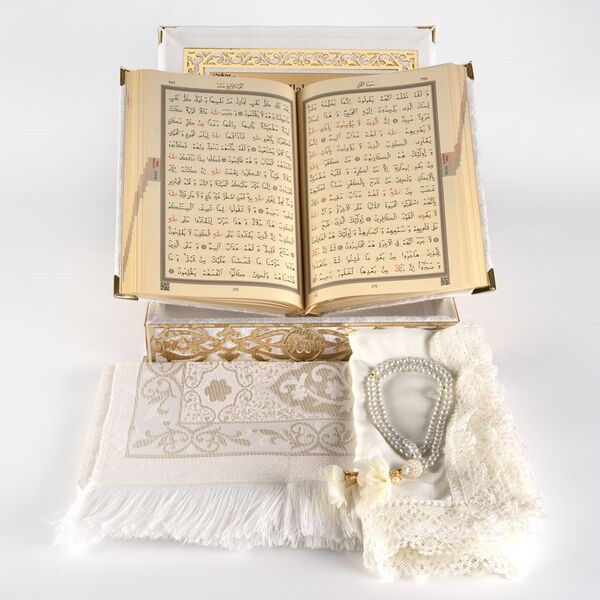 Kadife Kutulu Kur’an-ı Kerim + Seccade + Namaz Örtüsü + Tespih ) Beyaz