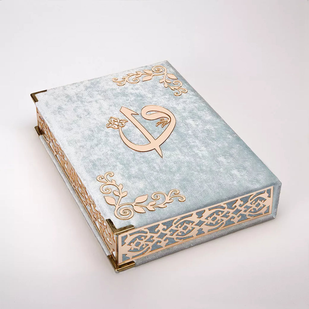 (Kadife Kutulu Kur’an-ı Kerim + Seccade + Namaz Örtüsü + Tespih + Ayraç) Bebe Mavi