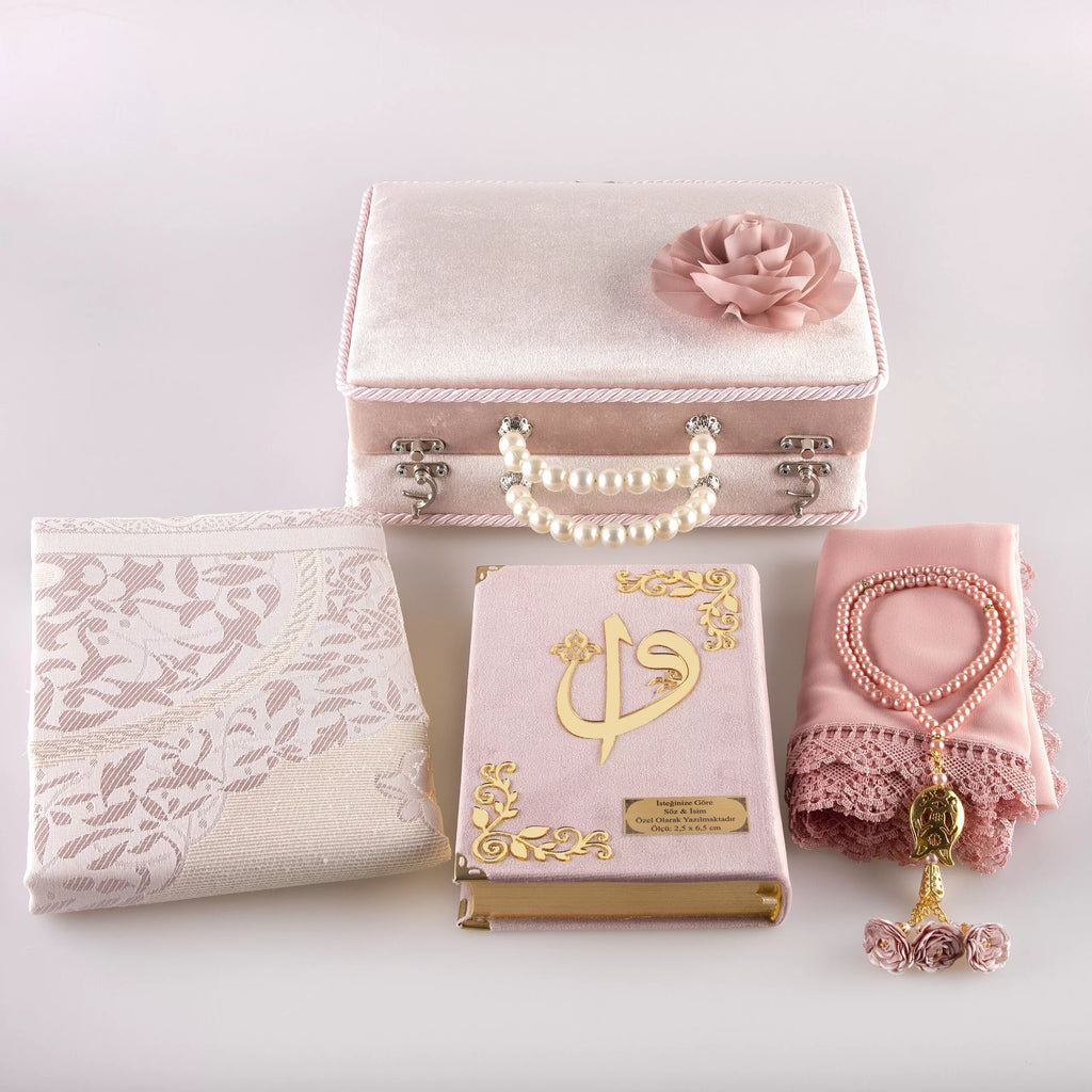 Kadife Çantalı Çeyiz Seti (Kur’an + Seccade + Namaz Örtüsü + Tespih) Pembe