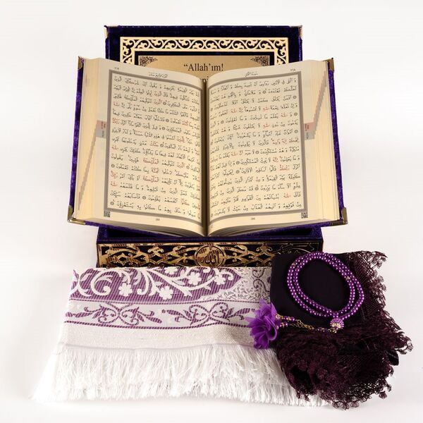(Kadife Kutulu Kur’an-ı Kerim + Seccade + Namaz Örtüsü + Tespih + Ayraç) Mor