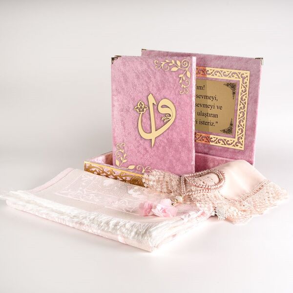 (Kadife Kutulu Kur’an-ı Kerim + Seccade + Namaz Örtüsü + Tespih + Ayraç) Pembe
