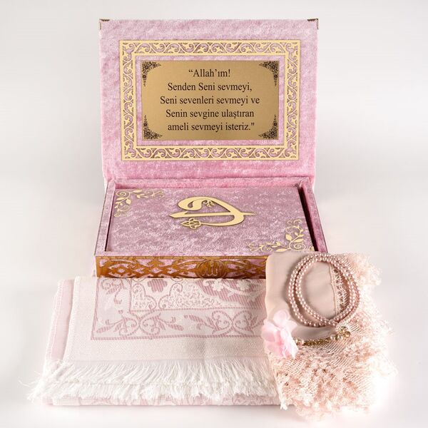 (Kadife Kutulu Kur’an-ı Kerim + Seccade + Namaz Örtüsü + Tespih + Ayraç) Pembe
