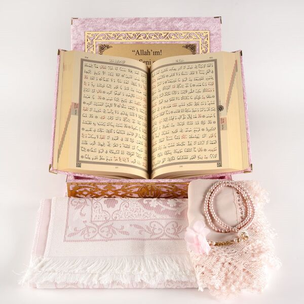 (Kadife Kutulu Kur’an-ı Kerim + Seccade + Namaz Örtüsü + Tespih + Ayraç) Pembe