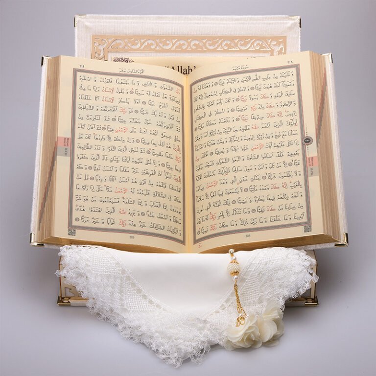 Kadife Kutulu Kur'an-ı Kerim Seti (Krem, Gold Süsleme)